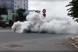 Xe tải bốc khói ngùn ngụt trên đại lộ