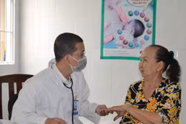 Khám bệnh miễn phí và tặng quà 300 hộ nghèo xã đảo Thạnh An