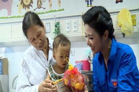 Tân Hiệp Phát tặng quà Trung thu cho 1000 trẻ em mắc bệnh hiểm nghèo