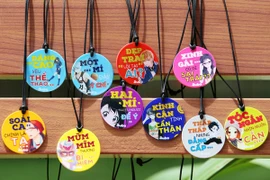 Zoom cận cảnh dây đeo đa năng đang làm mưa làm gió của giới học trò 