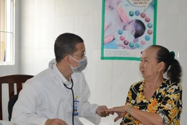 Khám bệnh miễn phí và tặng quà 300 hộ nghèo xã đảo Thạnh An