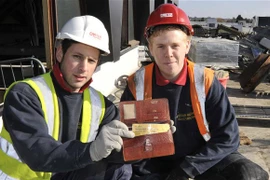 Bất ngờ tìm thấy ví sau 35 năm bị đánh cắp