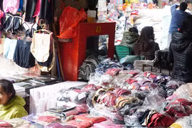 Họng cứu hỏa tại Đồng Xuân "kêu cứu" vì bị bịt kín