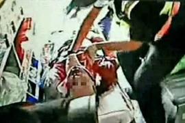 Kinh hoàng cảnh bị cáo dùng kéo tự sát ngay tại tòa