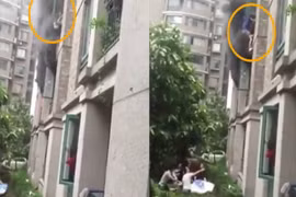 Khoảnh khắc kinh hoàng bố ném con khỏi căn nhà đang cháy