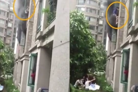 Khoảnh khắc kinh hoàng bố ném con khỏi căn nhà đang cháy