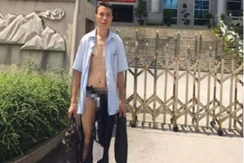 Từ chối giao nộp điện thoại, luật sư bị xé toạc cả quần tại tòa