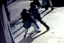 Tên cướp táo tợn giật trẻ sơ sinh ngay trên tay người mẹ