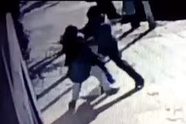 Tên cướp táo tợn giật trẻ sơ sinh ngay trên tay người mẹ