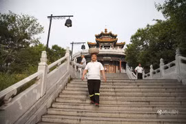 Đi bộ, đội thêm 40kg đá trên đầu để… giảm cân