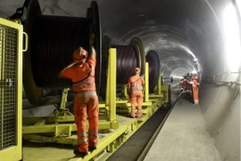 Cận cảnh đường hầm xe lửa 12 tỷ USD dài và sâu nhất thế giới