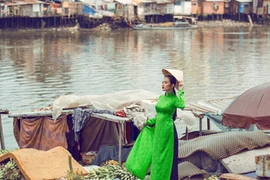 Siêu mẫu Châu Á Diệu Linh cá tính với áo dài trên chợ nổi