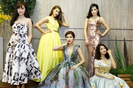 Dàn chân dài “xúng xính” dự event