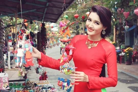 Hoa khôi Phương Thảo đẹp dịu dàng khi quảng bá du lịch Hội An