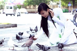 Người mẫu Xuân Thuỳ dịu dàng áo dài xuống phố