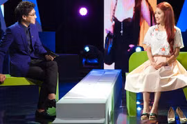 Khánh Thi đi guốc mộc trải nghiệm “Ghế không tựa”