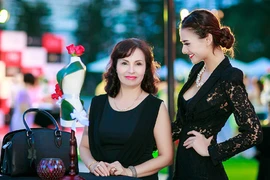 Hồng Quế sánh bước cùng mẹ đi dự sự kiện