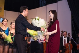 Hoa hậu Giáng My đi xem hoà nhạc ủng hộ nhạc trưởng Lê Phi Phi