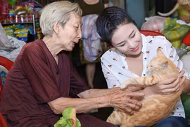 Hoa hậu Ngọc Hân thăm bà cụ sống neo đơn cưu mang chó mèo bị bỏ rơi