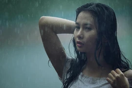 Người mẫu Xuân Thuỳ thánh thiện dưới mưa