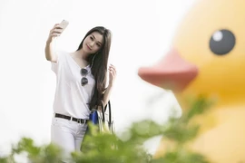 Bắt gặp Khánh My “tự sướng” bên chú vịt khổng lồ