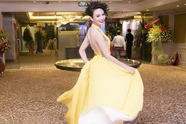 Hoa hậu Ngọc Diễm làm MC khoe lưng trần gợi cảm