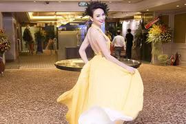 Hoa hậu Ngọc Diễm làm MC khoe lưng trần gợi cảm