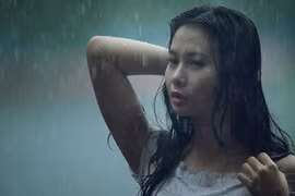 Người mẫu Xuân Thuỳ thánh thiện dưới mưa