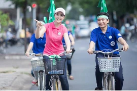 Hoa hậu Ngọc Hân đạp xe đi… nhặt rác