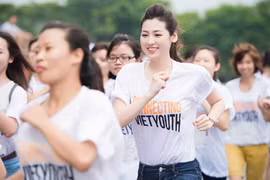 Á hậu Tú Anh thi chạy kết nối tuổi trẻ Việt