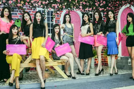 Ngắm dàn chân dài rực rỡ của siêu mẫu Hạ Vy