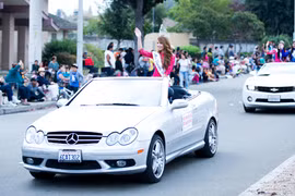 Hoa hậu Jennifer Chung ngồi xe mui trần diễu hành Kỷ niệm 59 năm thành lập NEWARK