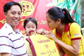 Hoa hậu biển Nguyễn Thị Loan mang Trung thu đến bệnh viện