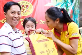 Hoa hậu biển Nguyễn Thị Loan mang Trung thu đến bệnh viện