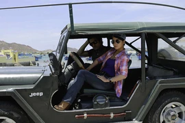 Mai Thu Huyền tạo dáng hầm hố trên xe jeep