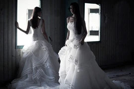 Siêu mẫu Kim Cương, Khánh Ngọc đẹp lạnh lùng cùng váy cưới