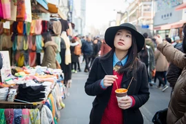 Nhã Phương “lang thang” trên đất Hàn