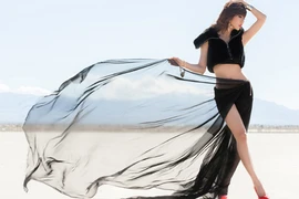 Ngọc Quyên khoe chân dài miên man trên sa mạc