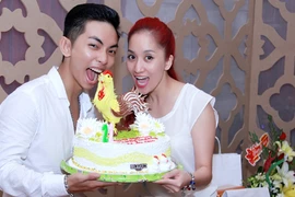 Khánh Thi mặt mộc giản dị dự sinh nhật Phan Hiển