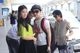 DJ Oxy “hộ tống” Bằng Cường ra sân bay lưu diễn xóa tan tin đồn hủy hôn