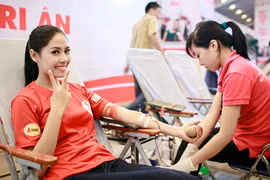 Hoa hậu biển Nguyễn Thị Loan "tươi rói" đi hiến máu nhân đạo