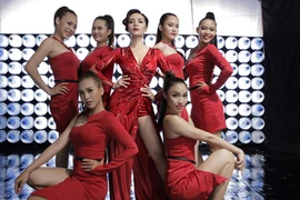 "Giám khảo" Phương Linh nóng bỏng trong MV mới