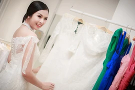 Hoa hậu Ngọc Hân khoe vai trần gợi cảm trong trang phục tự thiết kế