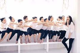 Yến Trang nhí nhảnh cùng các học trò