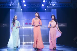 Dàn “chân dài” kiêu sa trong tà áo dài NTK Huỳnh Lợi