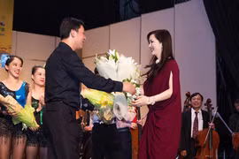 Hoa hậu Giáng My đi xem hoà nhạc ủng hộ nhạc trưởng Lê Phi Phi