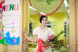 Hoa hậu Ngọc Hân thăm trường xưa, dự lễ trưởng thành