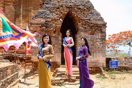 Thí sinh Hoa hậu Đại Dương “đọ dáng” bên tháp cổ