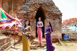 Thí sinh Hoa hậu Đại Dương “đọ dáng” bên tháp cổ