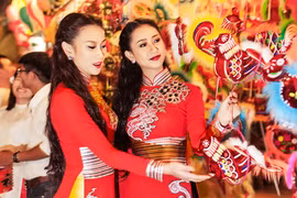 Cặp đôi Á hậu đẹp rạng ngời dạo phố trung thu